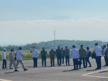 Momen Jokowi Lepas Prabowo Kembali ke Jakarta di Bandara Adi Soemarmo