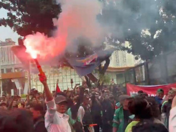 Ricuh, Demo Ojol Ditolak Istana dan Dipukul Mundur Polisi
