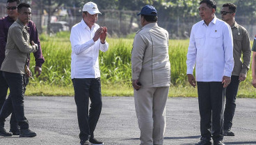 Presiden ke-7 Joko Widodo Mengantar Presiden Prabowo Kembali ke Jakarta