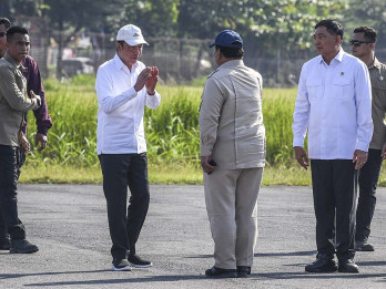 Presiden ke-7 Joko Widodo Mengantar Presiden Prabowo Kembali ke Jakarta
