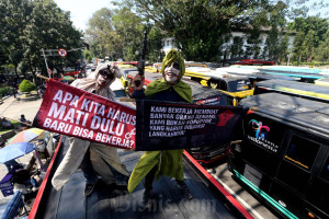 Unjuk Rasa Pekerja Pariwisata Jabar Tuntut Cabut Larangan Study Tour