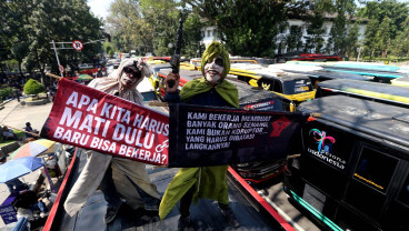 Unjuk Rasa Pekerja Pariwisata Jabar Tuntut Cabut Larangan Study Tour