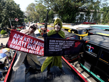 Unjuk Rasa Pekerja Pariwisata Jabar Tuntut Cabut Larangan Study Tour