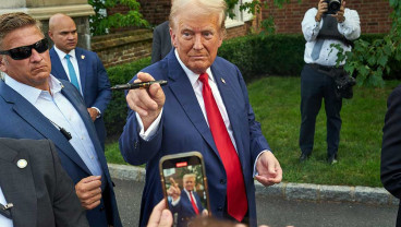 Donald Trump Bilang AS Akan Membombardir Iran Lagi, Mengapa?