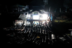 Pertunjukan Bioskop Terapung di Desa Muara Enggelam