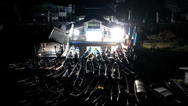 Pertunjukan Bioskop Terapung di Desa Muara Enggelam