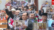 Momen Anggota Dewan Angkat Poster Dukungan untuk Palestina di Rapat Paripurna