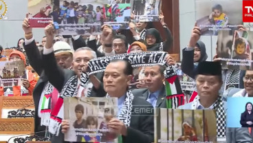 Momen Anggota Dewan Angkat Poster Dukungan untuk Palestina di Rapat Paripurna