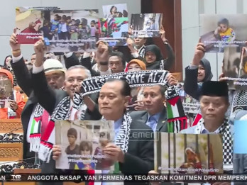 Momen Anggota Dewan Angkat Poster Dukungan untuk Palestina di Rapat Paripurna