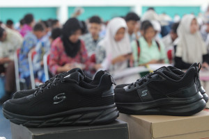 Pembagian Perlengkapan Sekolah Gratis Kepada Pelajar