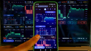 IHSG Tergelincir ke Zona Merah, Saham PANI, BBRI, BMRI Merosot