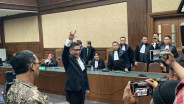 Hasto Kristiyanto Pose Salam Metal dan Teriak Merdeka di Depan Hakim