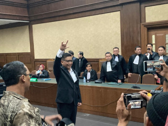 Hasto Kristiyanto Pose Salam Metal dan Teriak Merdeka di Ruang Sidang Jelang Vonis Hakim