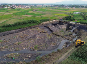Pengerukan Bendungan Terdampak Banjir Lahar Dingin Marapi