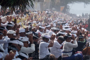 Umat Hindu Gelar Upacara Baligia Bukhur di Pantai Masceti
