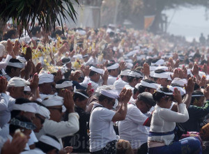 Umat Hindu Gelar Upacara Baligia Bukhur di Pantai Masceti