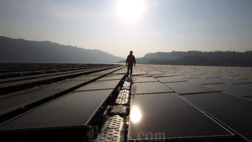 Dorong Transisi Energi, PLN Pasang PLTS di Keramba Nelayan Danau Ranu Pasuruan