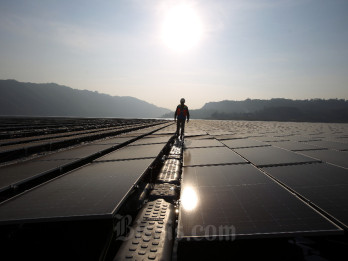 Dorong Transisi Energi, PLN Pasang PLTS di Keramba Nelayan Danau Ranu Pasuruan