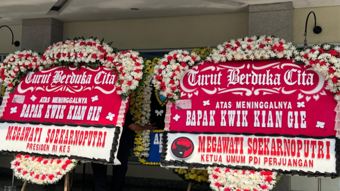 Megawati Kirim Karangan Bunga atas Wafatnya Kwik Kian Gie
