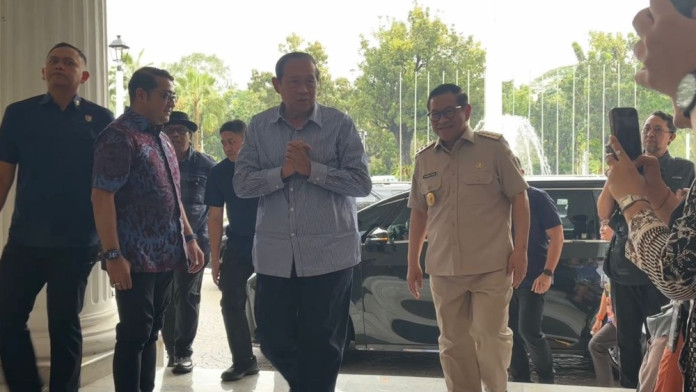 SBY Sambangi Balai Kota Jakarta, Dampingi Seniman Asal Berlin Melukis Monas