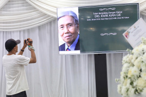 Ekonom Kwik Kian Gie Wafat