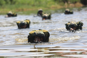 Latihan Renang Taktis dan Penyeberangan Sungai TNI di Aceh