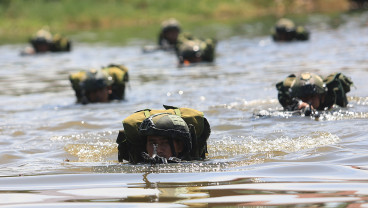 Latihan Renang Taktis dan Penyeberangan Sungai TNI di Aceh
