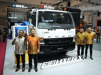 Fuso Hadirkan Truk Mobile Charging eCanter & Tractor Head di GIIAS 2025
