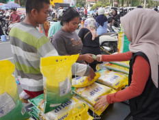 Polisi Telusuri Dugaan Pengurangan Takaran Beras Bantuan di Garut