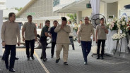 Tiba di Rumah Duka, Prabowo Beri Penghormatan Terakhir kepada Kwik Kian Gie