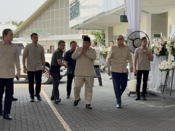 Tiba di Rumah Duka, Prabowo Beri Penghormatan Terakhir kepada Kwik Kian Gie