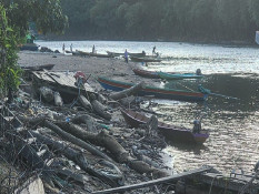 Efek Kemarau, Penyaluran LPG Lewat Sungai Dangkal di Mahulu