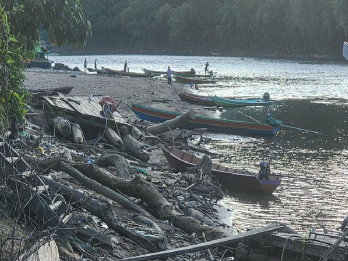 Efek Kemarau, Penyaluran LPG Lewat Sungai Dangkal di Mahulu