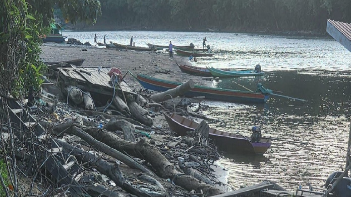 Efek Kemarau, Penyaluran LPG Lewat Sungai Dangkal di Mahulu