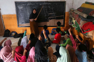 Madrasah di Banten Tanpa Fasilitas Meja Kursi Karena Kekurangan Anggaran