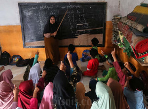 Madrasah di Banten Tanpa Fasilitas Meja Kursi Karena Kekurangan Anggaran