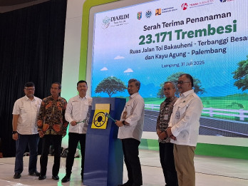 Upayakan Penurunan Emisi Karbon, BLDF Tanam Trembesi di Tol Trans Sumatra