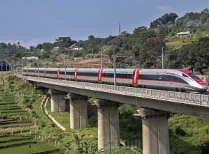 Pemerintah Percepat Kajian Perluasan Jalur Kereta Cepat Jakarta-Bandung ke Surabaya