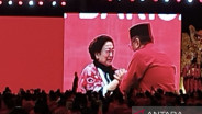 Tangis Megawati Pecah Kala Hasto Tiba-tiba Datang ke Kongres VI PDIP