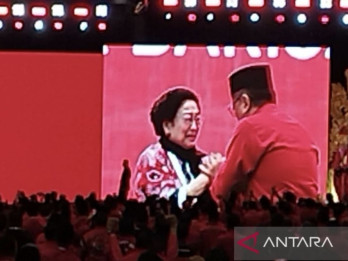 Tangis Megawati Pecah Kala Hasto Tiba-tiba Datang ke Kongres VI PDIP