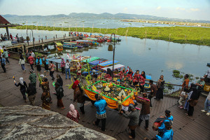 Upacara Tradisi Sedekah Bumi di Danau Rawa Pening