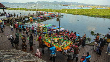 Upacara Tradisi Sedekah Bumi di Danau Rawa Pening