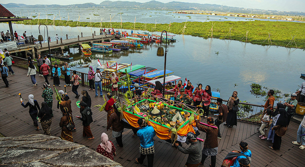 Upacara Tradisi Sedekah Bumi di Danau Rawa Pening