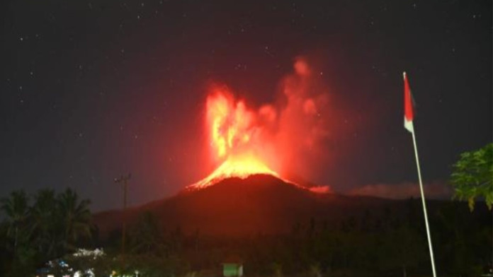 Gunung Lewotobi Masih Berstatus Awas, Warga Dilarang Masuk Radius 6 Km