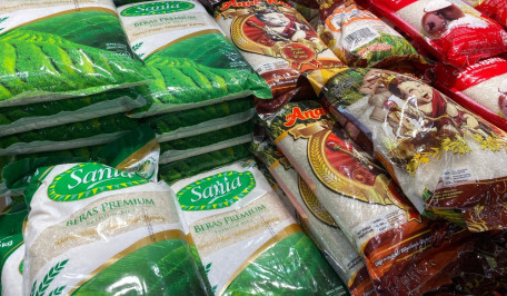 Harga Pangan 3 Agustus: Beras Premium Turun, Daging Kerbau Lokal Naik