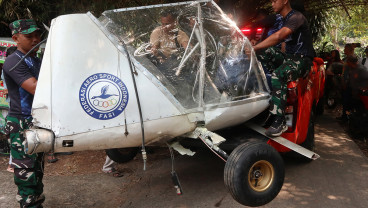 Evakuasi Bangkai Pesawat Latih Di Bogor