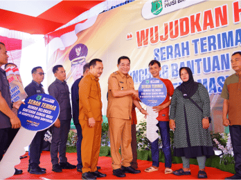 Pemkab Muba Serah Terima Kunci Rumah kepada Warga Berpenghasilan Rendah
