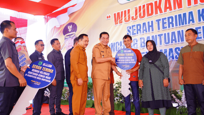 Pemkab Muba Serah Terima Kunci Rumah kepada Warga Berpenghasilan Rendah