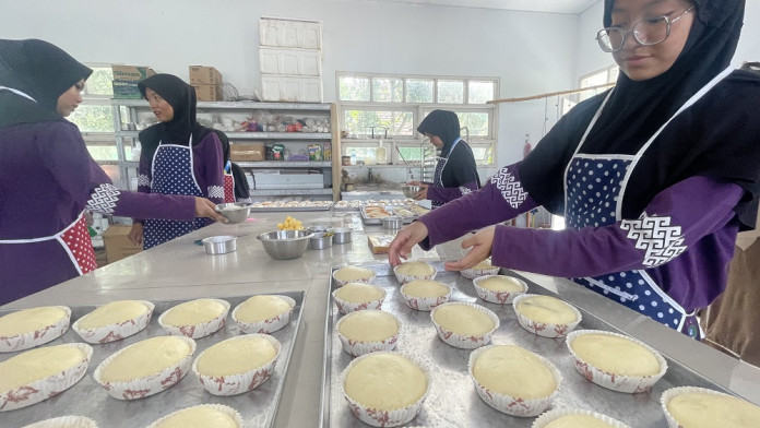 Jelajah Pesantren: Modal Bukan Kendala, Al Mizan Cake & Bakery Berdaya dari Dalam Pondok