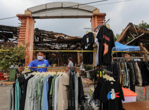 Pedagang Taman Puring Tetap Berjualan Pasca Kebakaran